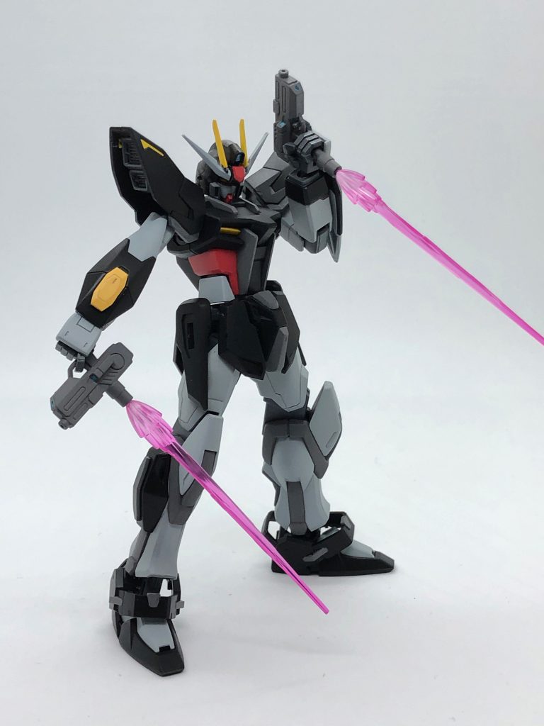 メイン武器のソードライフルショーティ。ビームライフルショーティを改造し、ビームサーベルを取り付けた兵装。左右でビーム刃の出る方向が違うのは作者の趣味です。