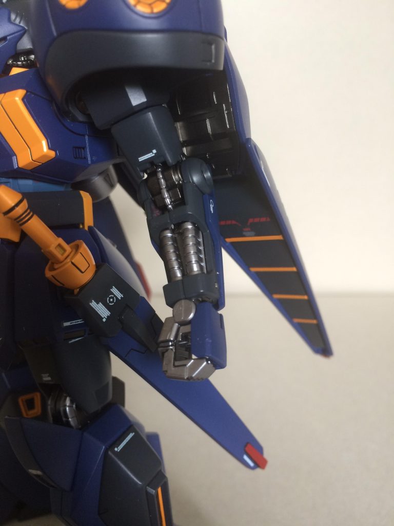 関節部は単純にならないよう2色で塗り分け