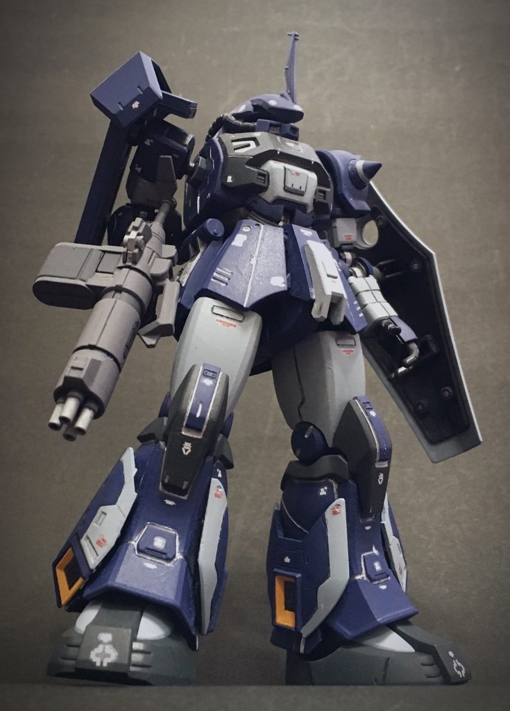 最近好きな下からの煽りショット。ジオン系は脚部がどっしりとしているのでHGながらそのボリューム感でMSの巨大さを演出できますね♪