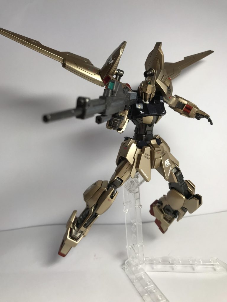 ライフルで!一応宇宙世紀0096年なのでリゼルのライフルをベースにしています。
バックパックは可変式で重力下でも空を飛べるという設定です。