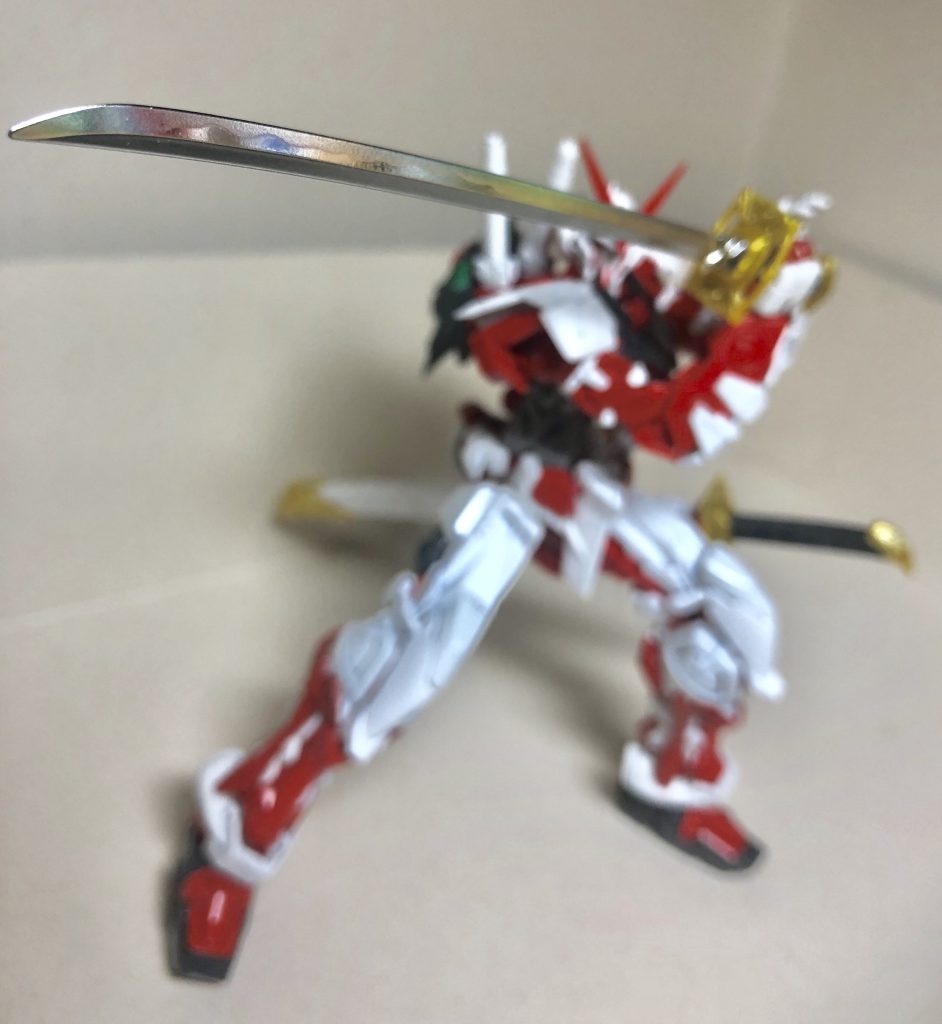 本来は上の方を撮りたかったのですが、ピントがずれて、アストレイ本体がぼけてしまいましたがこれはこれで結構気に入ったので追加で下の画像も載せてみました。