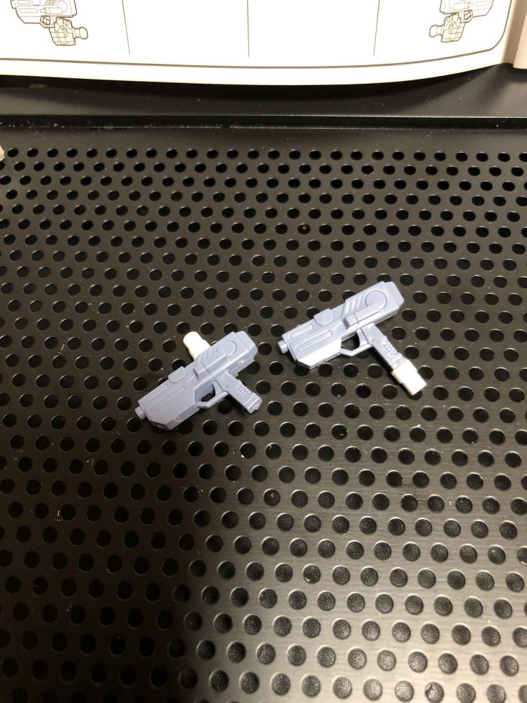 ソードライフルショーティ。一度この形の武器を作ってみたかったんですよねぇ。モチーフはPS2のアクションゲーム、ガングレイヴO.Dに登場する屍十二のガンブレード。ビームライフルショーティにビルドストライクのビームサーベルの基部を接着して作成しました。