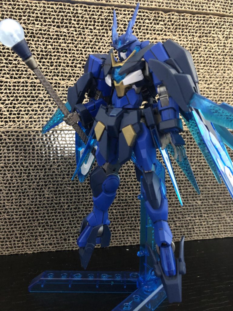 ダブルオースコール:ウィザードフォーム(マント閉じ状態)
ダブルオースコールの基本フォーム。ビットによる中距離戦を得意とする。杖のような武器[GNワンド]を使ってビットを操作する様は、さながら魔法使いのように見えるらしい。
機体に水属性を付与したため、GNドライブ・粒子共に青く輝く。


青龍は五行では本来木属性なんですが、色のせいかよく水属性になりがちなんですよね…
青龍=水の印象の方がどうしても強いので、今回はわかりやすく水属性にしました。