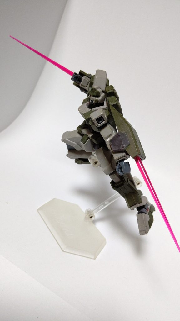 両腕に装備したシールドにはビームサーベル発振器を内蔵し突発的な近距離戦に対応しているという設定