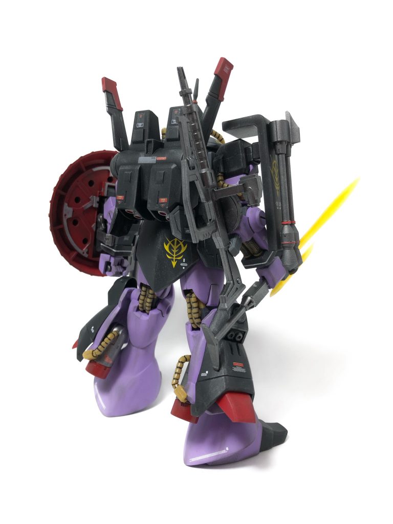 で、完成したのがこちら。
ジオン残党兵がギャンを使い続けるも中破。後に鹵獲したハイザックのパーツを使って作り直したギャンという設定です。
名前のパルトネルはパートナーのイタリア語読み。相棒。
塗装をどうするかで悩みましたがギャンと言えばツィマッド社。ツィマッド社と言えばドム!と言うことでツィマッド愛を感じられるドムカラーで塗装しました。
宇宙世紀0096年時のトリントン攻防まで特に戦闘も無かっただろうという妄想なので汚しは控えめです。