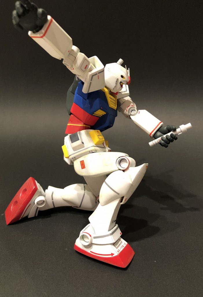 横からですとこんな感じです。
極力自然に見える様に頑張りました。
また、膝関節は可動戦士の構造を取り入れています。スカートはサイドはサイドで回転します。