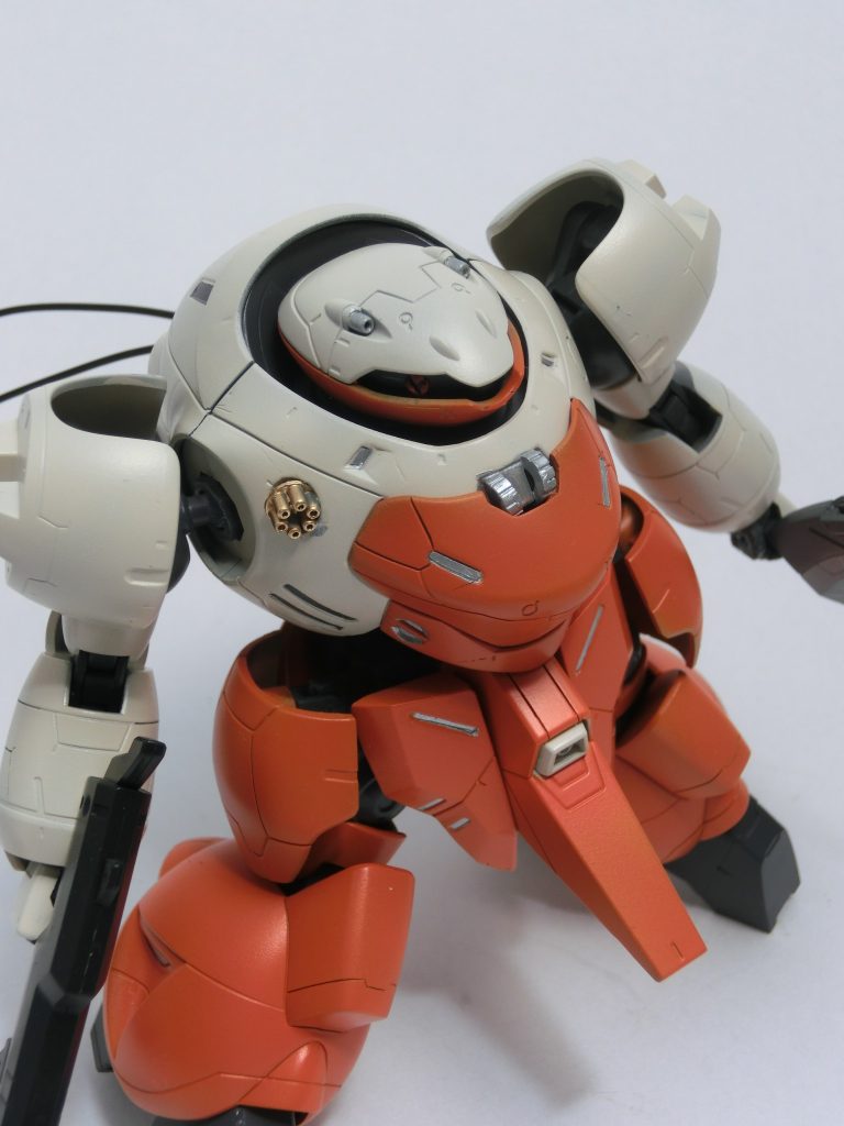 ところどころに金属系のアクセントを加えております。胸元のハッチにはバルカンを仕込みました。