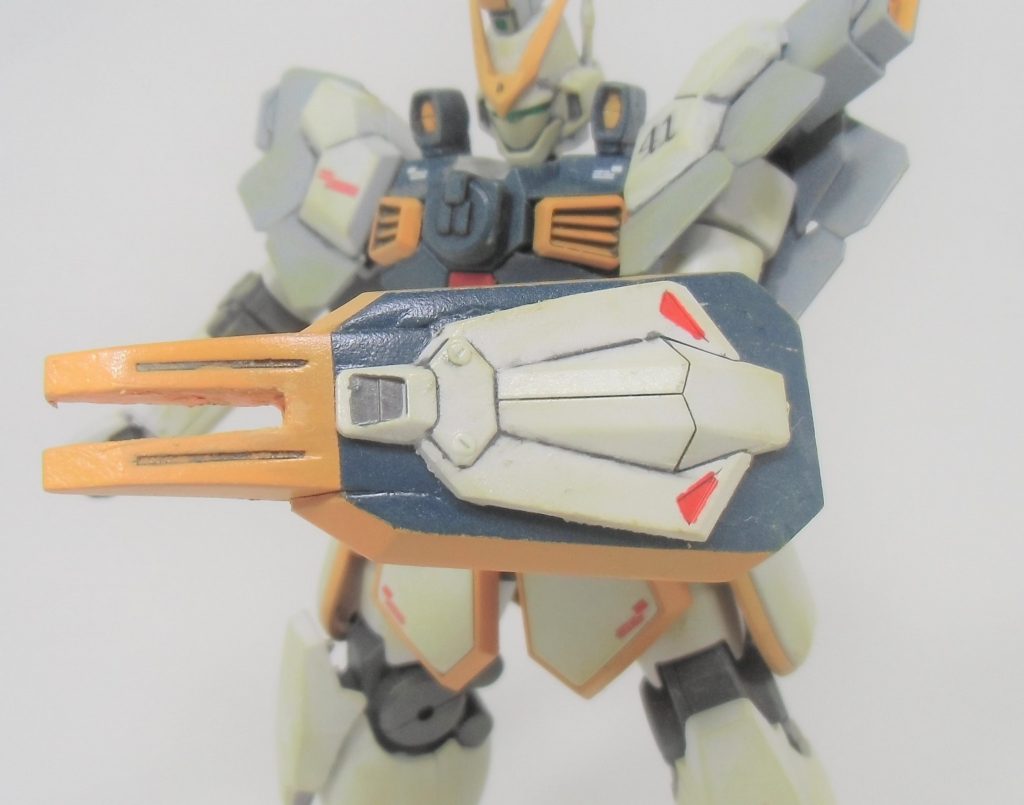 シールドです。EZ-8の盾をベースにスタービルドストライクの盾のパーツを付けてそれっぽくしました。