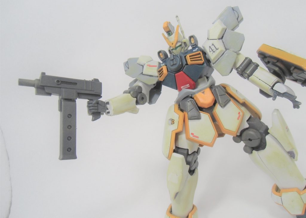 またサンドロックではおなじみのビームサブマシンガンも装備。