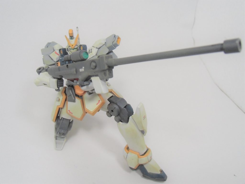 この機体独自の武装として、ドーバーガンを改造した「ドーバースナイパーライフル」を作成しました。
ドーバーガンと比較して大きく威力が劣るものの、低反動、低燃費にしたという設定のスナイパーライフルです。
サンドロックは索敵・分析処理能力に優れた指揮官機とのことだったので、火力面で劣るマグアナックでは味方を支援するスナイパー役もやってもらおうと思い作成しました。