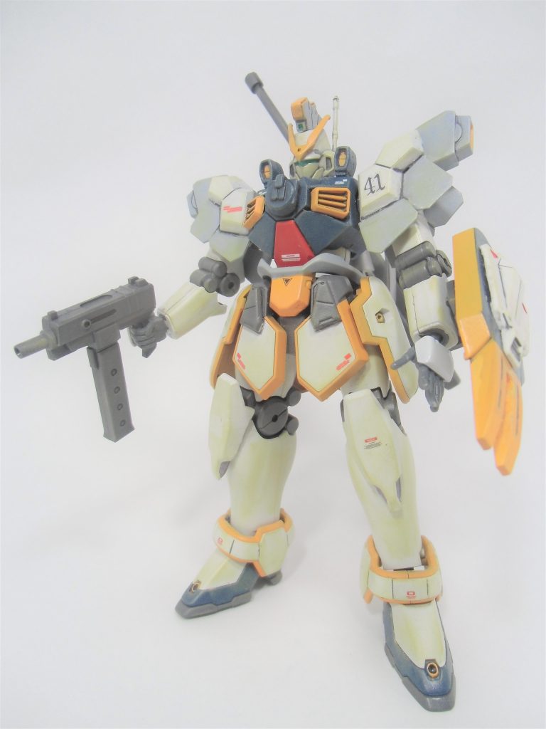 正面です。基本はほぼマグアナックですが、頭部はリーオーNPDのものをベースにしています。
サンドロックっぽく見えるよう、それっぽい意匠を各所に追加しました。