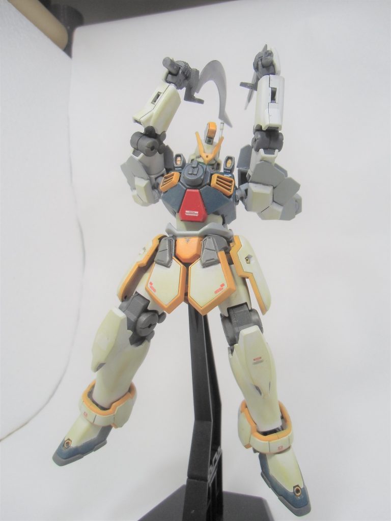 最後は大上段で斬りかかるポーズで。
ウェザリングや布マントなど、普段やらないことを色々試すことができたので、
個人的には楽しく作成できました。