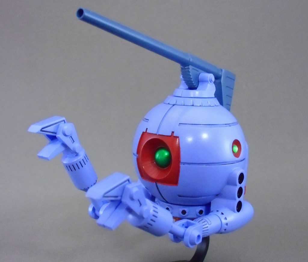 メインアイはコトブキヤの丸モールドφ9mm、左右のセンサーはWAVEのHアイズφ3mmを貼っています。