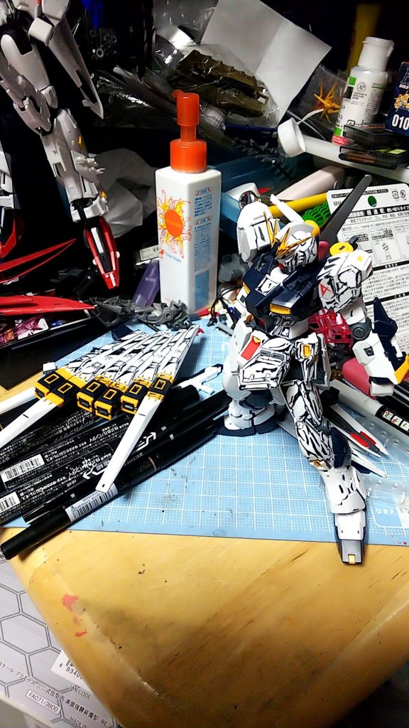 ちょっとだけ塗ったトコロ。素組にマッキーです。楽です。最終的なヌリヌリ時間は6〜7時間くらいだと思います。疲れたら止める。変なとこ塗っちゃうから。ちなみに素手で触るとマッキーが落ちるのでビニール手袋推奨です(←誰も真似しない