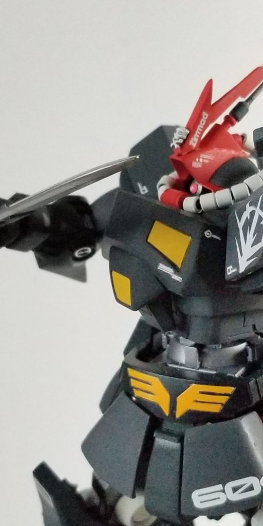 スパイクシールドに装着している実体剣を構えてみました。
