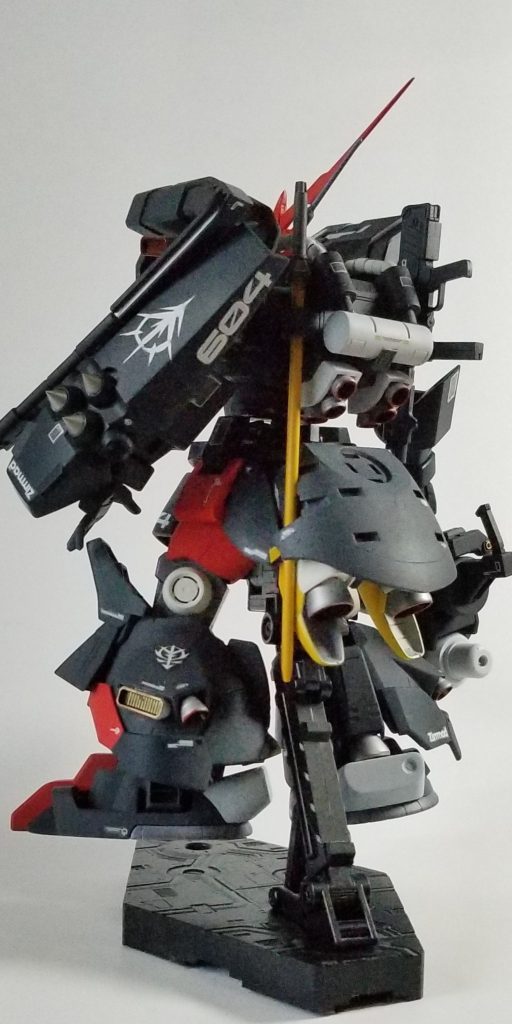 バックショットです。
シールドはバウのものを加工してみました。
このシールドは、手持ちだと腕に固定します。肩に固定も出来るようにしてみました。
