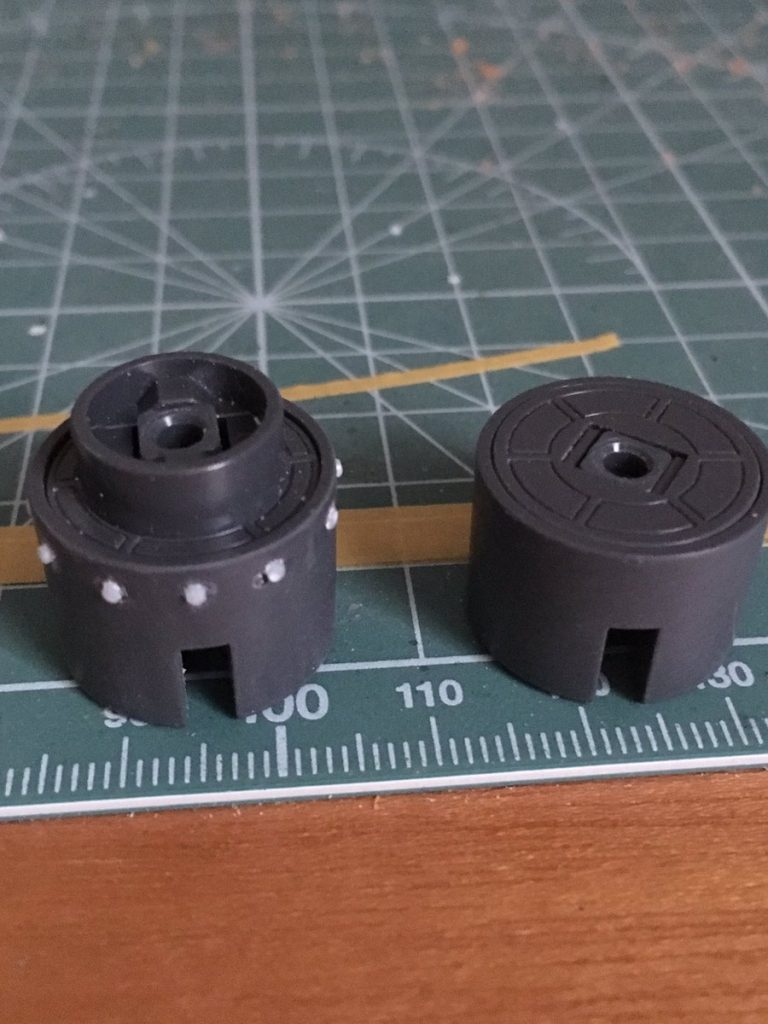 リベット表現、一度穴を開けてから1ミリのプラ材丸棒を細かく切断したものを埋め込んでみました。