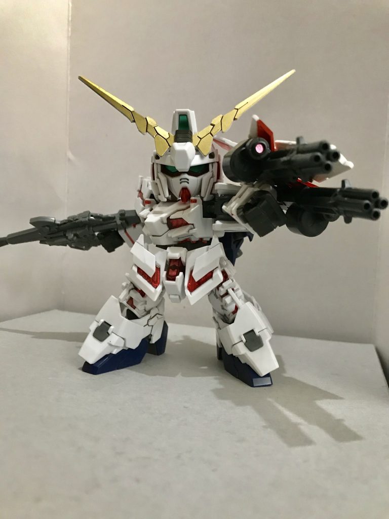 ビームガトリングを構えて
可動に多少の制限はかかりますが、元々の可動が優秀なためそこまで気になりません

恐るべしバンダイの技術力