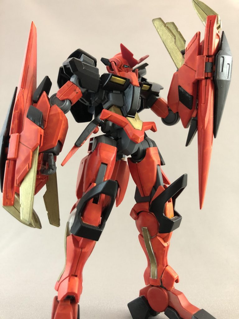 塗装は全てガンダムマーカーの直塗りです。
塗りムラは凄まじいですが、赤黒金のトロンベカラーのおかげでなんとなくかっこよく見える気がします!