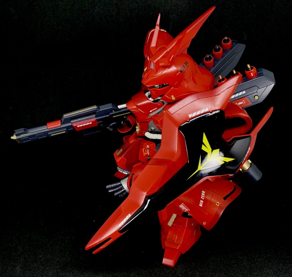 シールドは光沢仕上げ、
ライフルは銃口をメタルパーツにし、赤と金をさし色に塗装で雰囲気を出してみました。