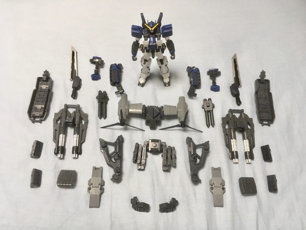 元々ベース機のレオダヴィは機体の肩や脚部に接続部があるので汎用性が高いです。それに加えて追加の各武装にも接続部がたくさんあり、組み合わせ次第では何通りもの形態に出来る設計になってしまって、どれで投稿しようか迷ってしまいます。