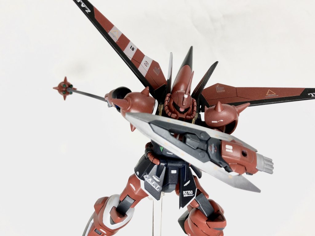 MA-M757 スレイヤーウィップ接続「破砕球」本家グフクラッシャーと同様の装備。試験運用にて、ハンマー非武装時は重力下での戦闘に支障が出るため、オペレーション・ラグナロクでは非装備となった。(その後の宇宙空間での第MS戦闘では使用される。)