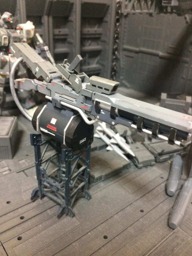 試製メガビームランチャー
外付のジェネレーターを装備し、MS本体のジェネレーター出力に依ることなく発射可能。一射毎に冷却時間が必要で、ランチャー後部のハッチが展開し強制冷却を行う。