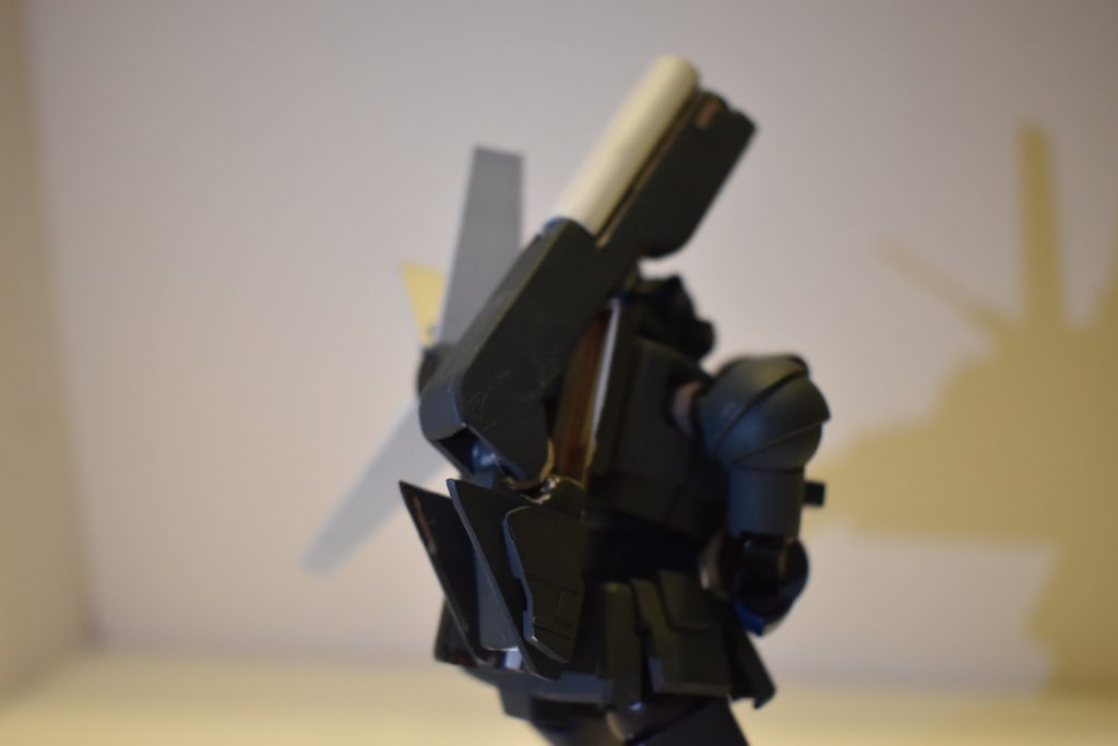 多機能砲は上方にスライドしたのち前方に倒れこむ形で発射形態になる。