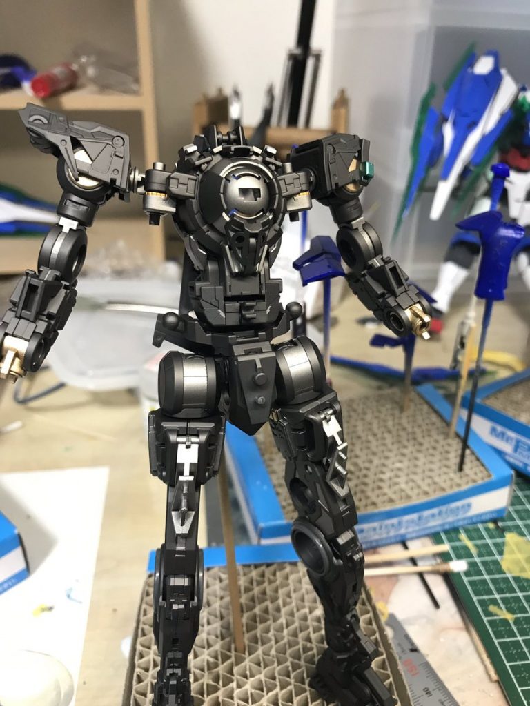 最近塗り分けに楽しみを見出してきたため、技術向上も兼ねて「結果的に装甲で隠れそうだなぁ」というところも塗り分けるようになりました。