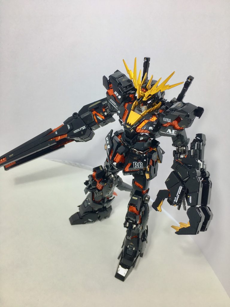 内部フレームは主にプライマーで下地を作ってから厚くなりすぎないよう光沢ブラック→金属色を吹きパーツごとにクリアコートしてあります(サイコフレームも同様)😊
外装に関しては光沢ブラックとインディブルー、パープルの3色で調色し組み上げた後にクリアコートしました✨
(一応変身機構は残しておきたかったので余分なところが厚くならようにと思いこの処理です)

デカールは付属のリアリスティックデカールだとシール感がすごかったので手元にある水転写やドライデカールをmg バンシィ などの説明書も見ながら貼ってみました✨