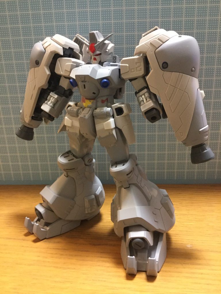 胴体と腰前アーマーの延長しているのがわかるショット