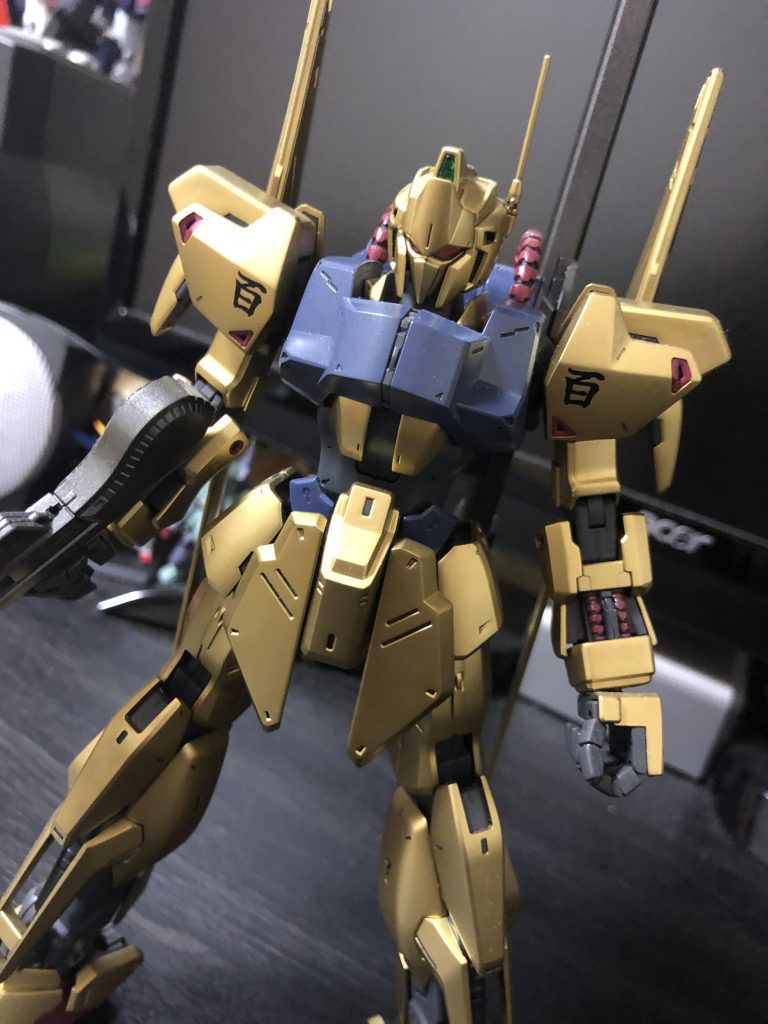元のキットではグレー配色だった上腕?のメカ部分を金で塗装、Ver.1.0準拠に