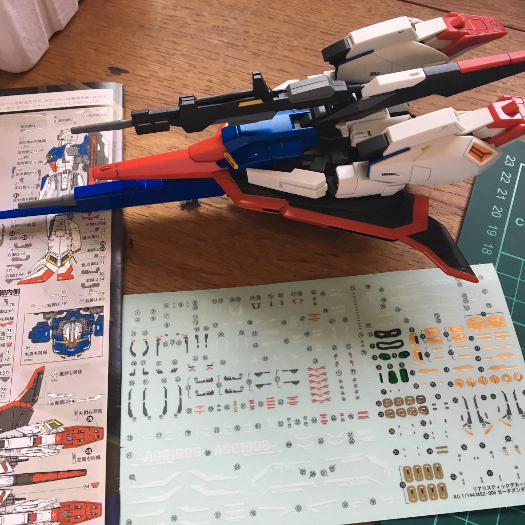 デカール作業前の状態。RGの説明書見ながらやりました。
