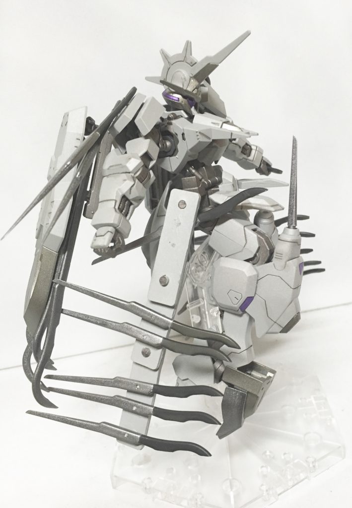 ブレードニー
こちら本来はドリル刃が飛び出す武装ですが歯間フロスとランナーで刃に差し替えました