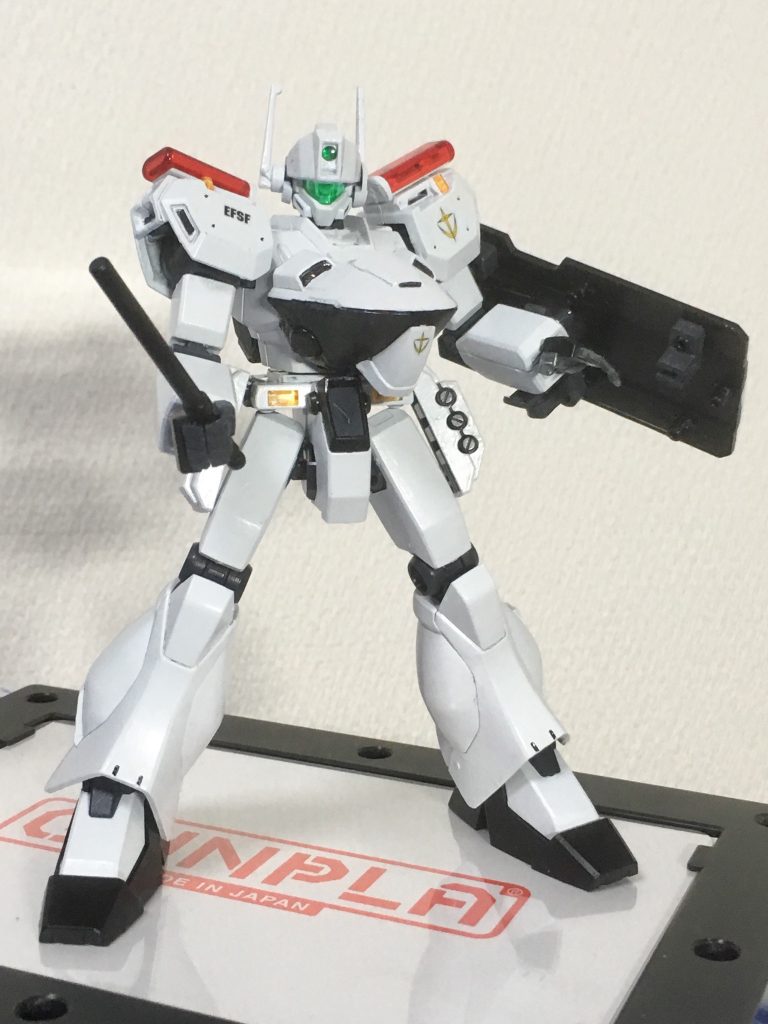 警棒と盾。機動隊の装備みたい。