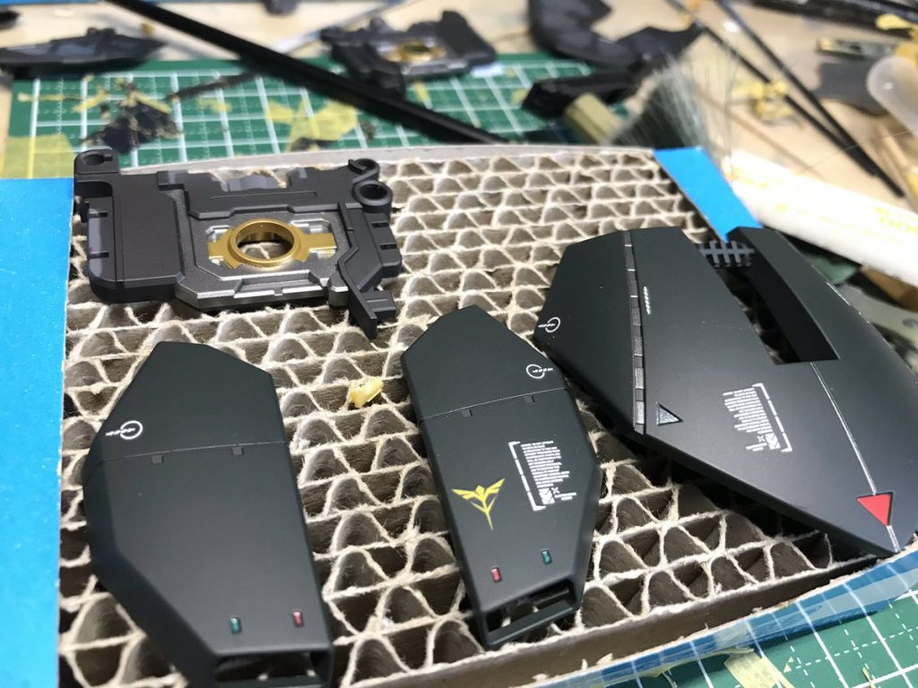 今回、今まで墨入れしていたような凹ディティールもマスキングとエアブラシで色を置いてみました。
手間な事この上ないですが、効果はあったと思います。