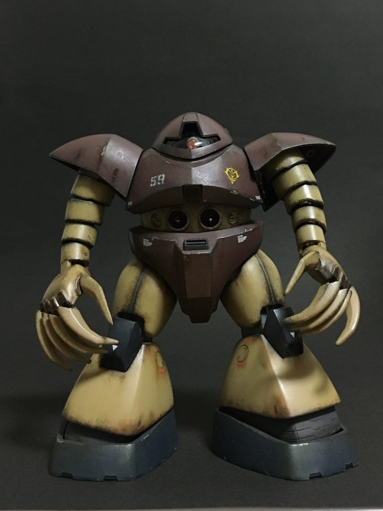 正面。手持ちのデカールでコーションをちょこちょこと。ところどころの銀色ハゲチョロは筆で書き込んで、適宜削ったり