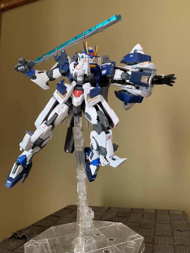 それなりのポージングもできますが、直立でのプロポーションを重視して組んだので大胆な動きはできません。
左手は右手より少し大きめのアームパーツを使用し、指先は削って尖らせています。