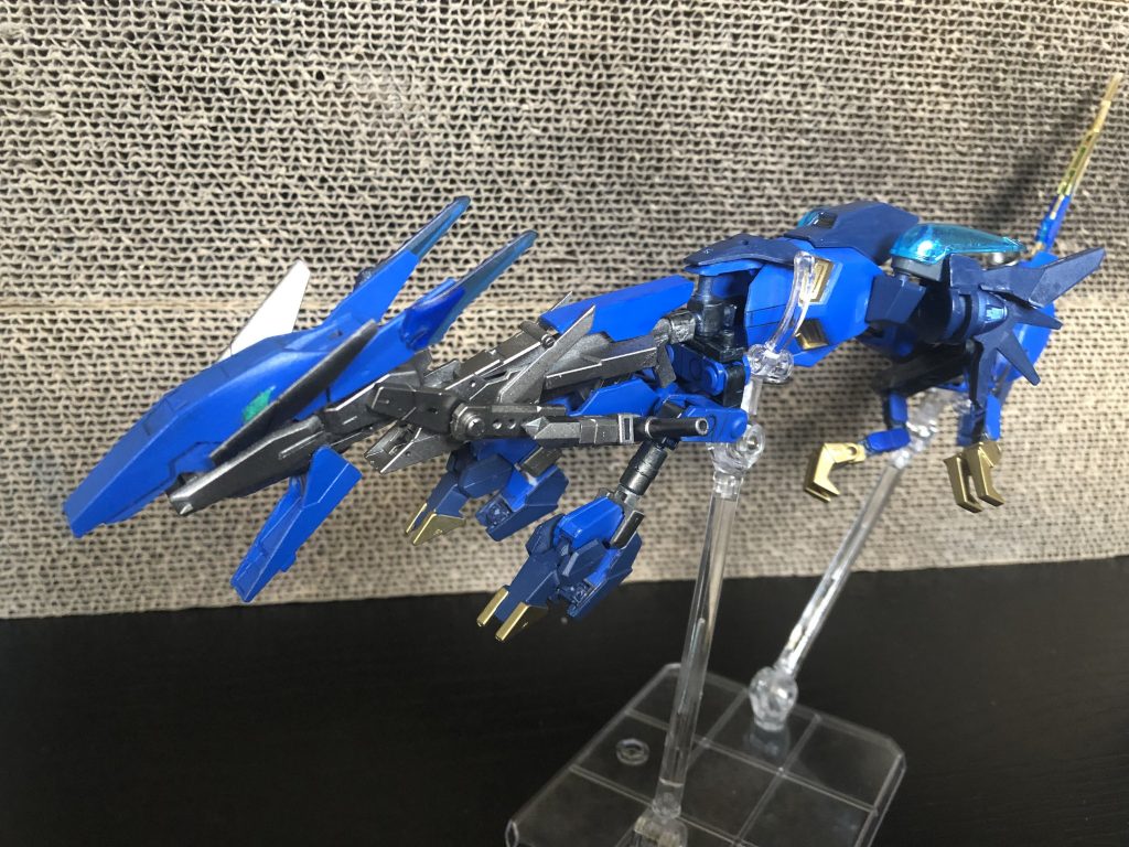 龍型MB[セイリュウ]
AIを搭載した龍型MB。戦闘時にはビットの操作や、口や前腕からのビーム射撃などで攻撃する。ビット操作に長けたセイリュウα、高火力のセイリュウβに分離できる。さらに本体との合体で大型MB(これまた後述)となる。


この時点で全長50cmくらいあります。長い、長すぎて真横から撮影できない笑
龍型の作品をあまり見かけなかったのはそういうことなのか(多分違う)