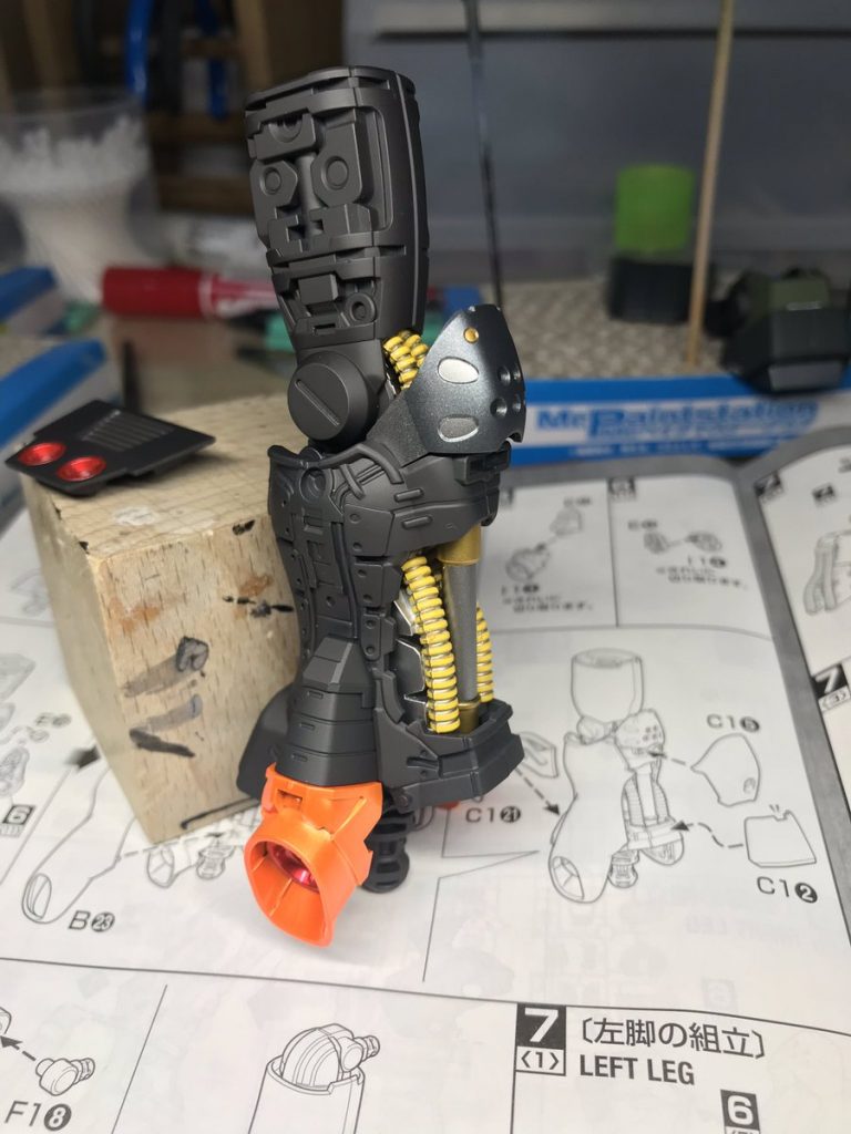 フレームはクレオスのグラファイトブラック、スーパーアイアンを主軸に、モデルカステンのステルスグレーを用いてみました。質感が半光沢のソリッドな塗料で、とても気に入りました。
バーニアもパーカッションジュラルミンの上からガイアの蛍光オレンジを重ねました。溶剤にクアトロポルテのマルチシンナーを用いたため、見事なキャンディ塗装に仕上がりました。