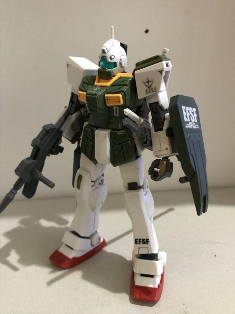 正面
元はジムⅡセミストライカーを真似して作ってみようと弄った機体でしたジムⅡの四肢をつけるために胴体部のポリキャップを変えています

肩部ポリキャップは固定していないため引っ張ると引き出し式のようにせり出すことができます

シールド、マスク、腕部装甲はガンダムマーカーのザクダークグリーンで塗装しました