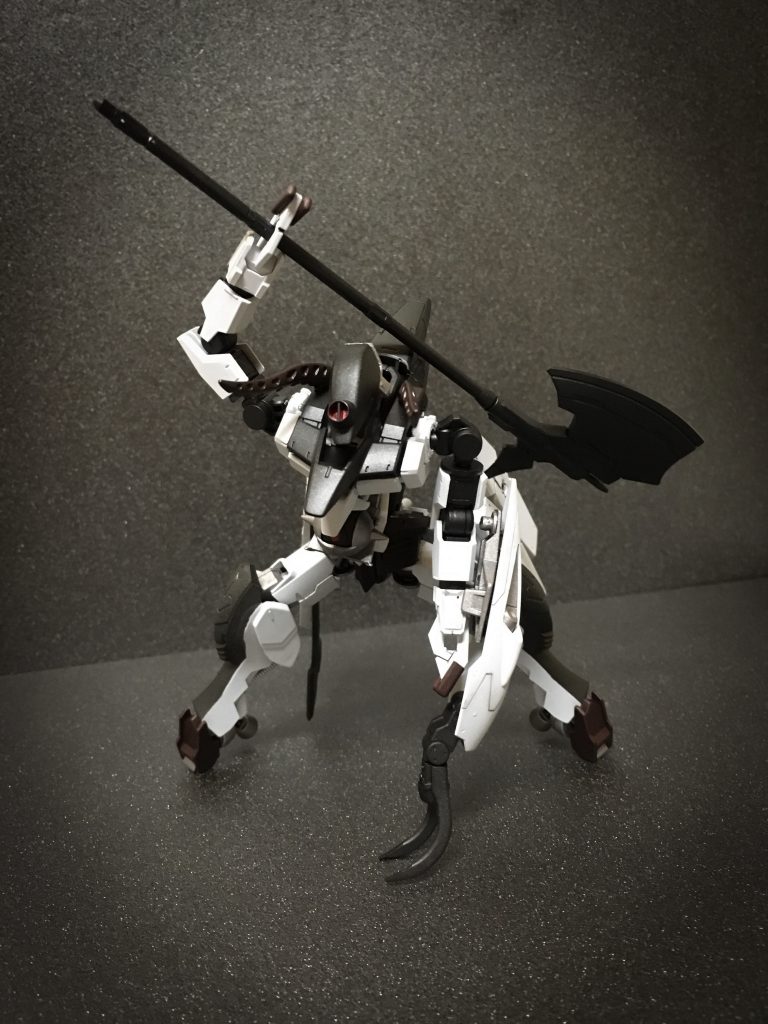 ハルバード
柄の部分を伸縮でき、これを伸ばす事で破壊力を重視したハルバード、縮める事で取り回しに優れたショートアックスとして運用出来る