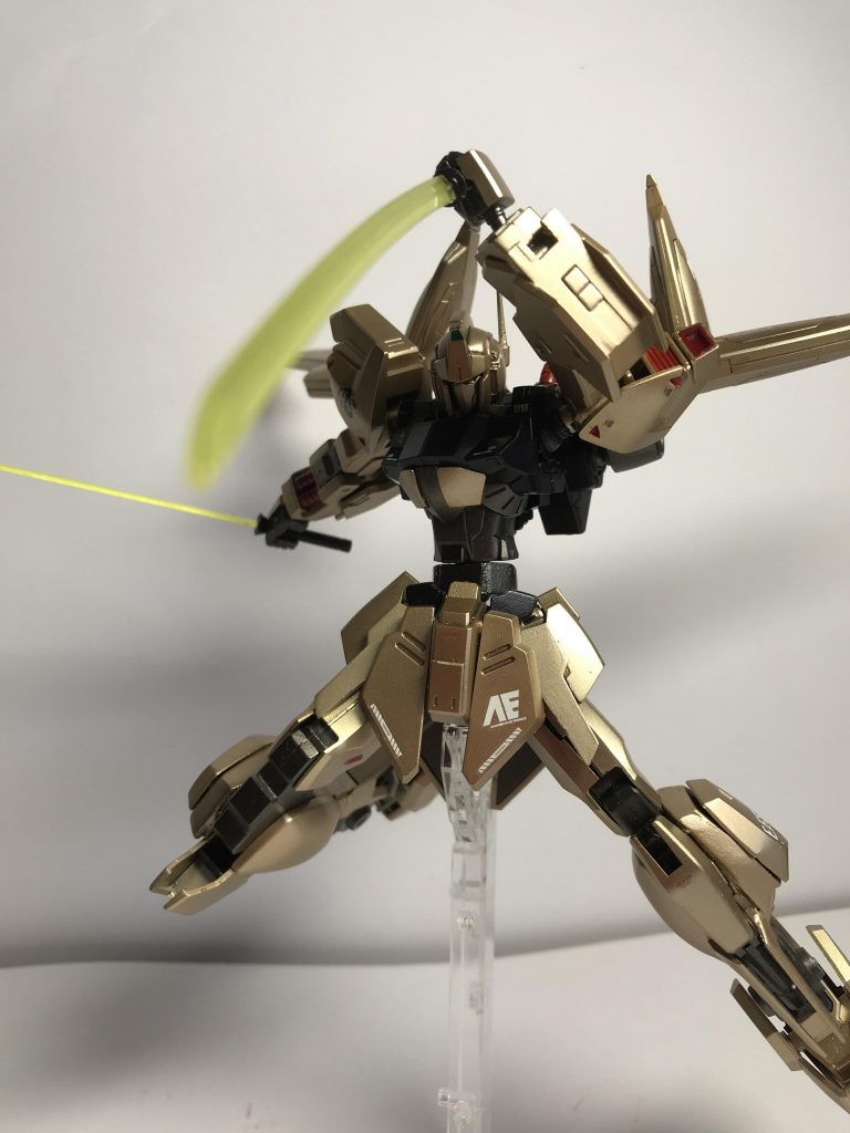 ビームサーベルの出力を変える事で粒子両断サーベルに変わります。その代わりですがビームが少し短くなります。