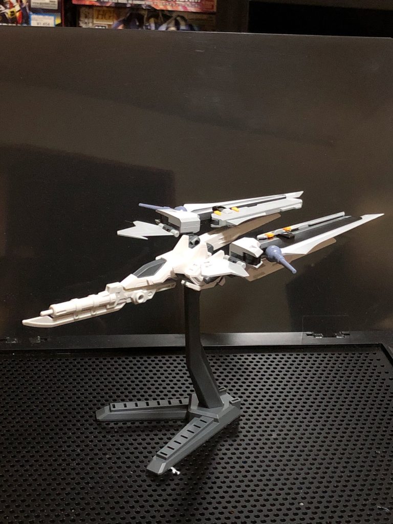 初期段階。機首の武器はガンプラバトルアームアームズのものにユニバースブースターのクリアパーツの接続部を加工して接着し取り付けれるようにしました。