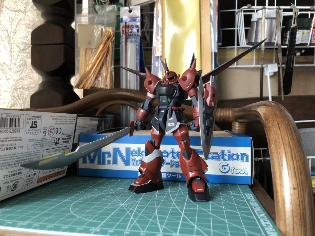 デカールを貼って完成☺️いつもながら左右対象になるよう、右半身にラインをいれました。最後にオリキャラ紹介です。