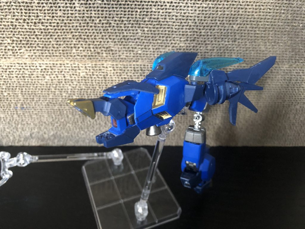 大型ビット[セイリュウβ]
GNドライブを2基搭載した龍型ビット。
ドライブ直結による強力なビームキャノンは本機最大の攻撃力。本体との合体で格闘性能を向上させる。


ボツ案ではこれを半分にして、肩に装着した形態を[魔砲使い]としてました。余剰パーツを出さないように長い龍を作るための試行錯誤の末、支援機を思いつき今に至ります。



ではまずセイリュウβと合体！