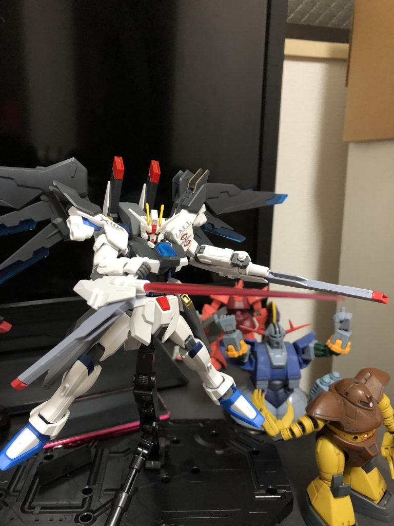 トンファーガンは折りたたんでビームトンファーに
羽の付け根の接続ジョイントは破損したのでマウンテンサイクルからパーツを接着して直しました