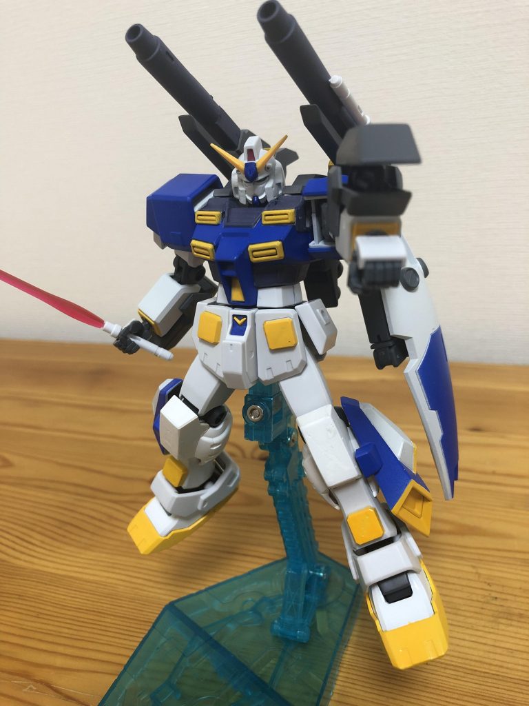 肩アーマーと脚部スラスター装着するとこんな感じ