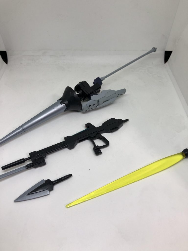 武装は上から
m.s.gのランスをそのまま
コールドランス、ガズエルアルのランスのプロトタイプとゆう設定
銃剣付きビームライフル、Zガンダムのライフルにスコープ、銃剣をつけました、持ち手にジャイアントバズを流用しジオン風に仕上げてます、エゥーゴからの横流し品を改造した設定、コールドナイフ
ビームサーベル