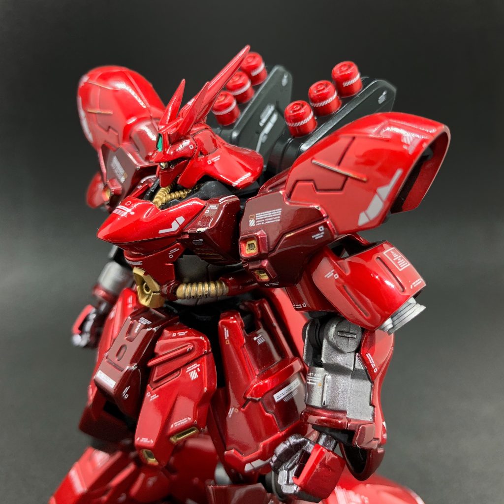 【改修箇所】◇頭部アンテナをシャープ化◇素体のひさしとモノアイ周辺を切削拡幅し、モノアイをハイキューパーツのSPプレート2(1.0mm)とGEMドーム オーロラS(1.0mm)に置き換え